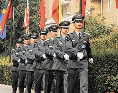 在小區(qū)門口發(fā)生搶劫事件時，物業(yè)保安是否負有相關責任